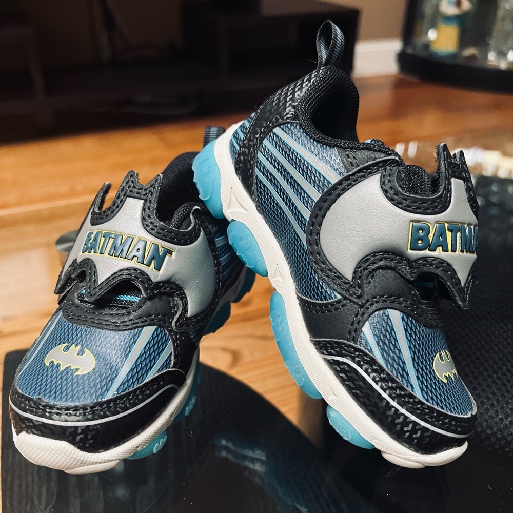 Batman Light Up Athletic Slip On Sneakers Boys Size 7.